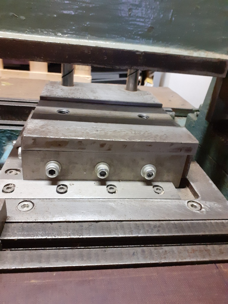 Stroj na výsek rohů a štěrbin - 3