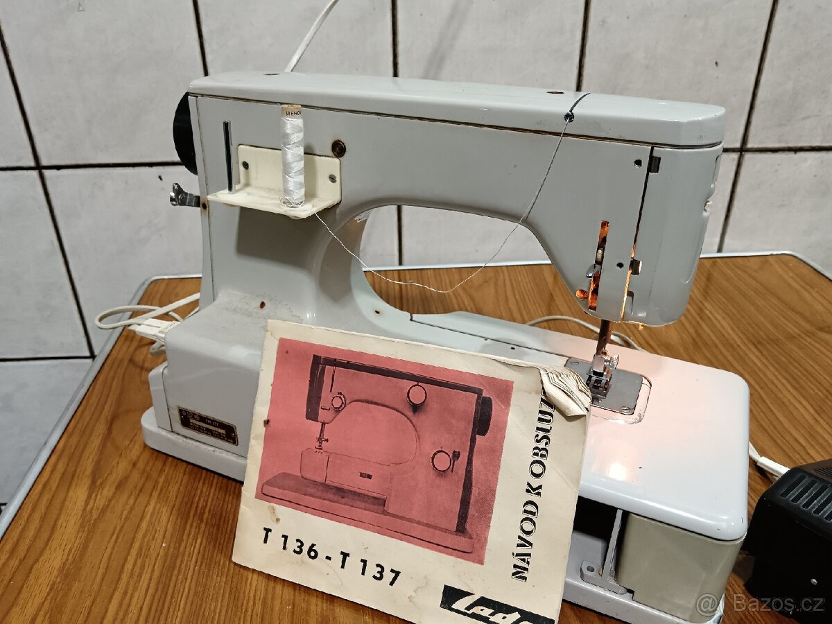 Starý šicí stroj lada - 3