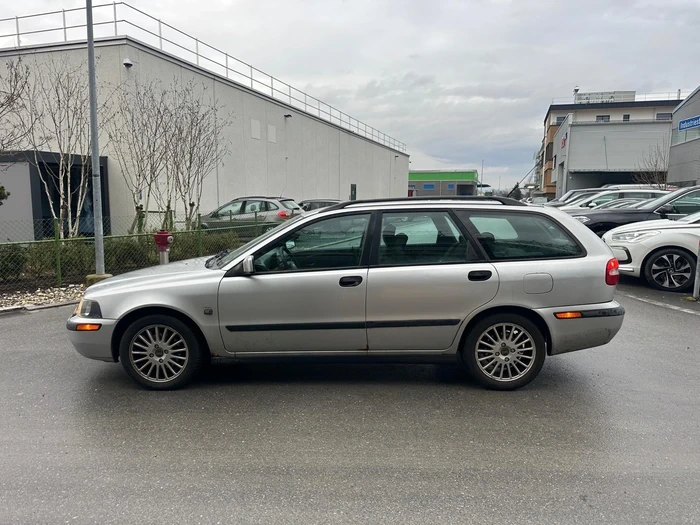 VOLVO V40 2.0T - 3