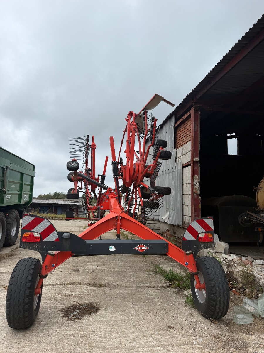 Boční nahrabávač KUHN - 3