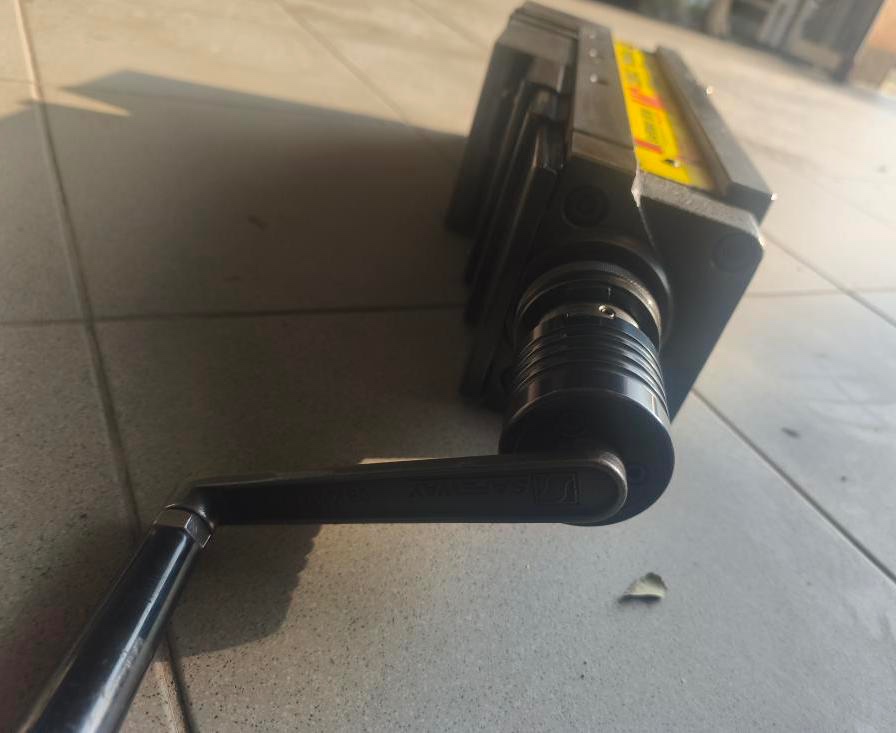 Strojní hydraulický přesný svěrák Safeway VISE CHV-130V - 3