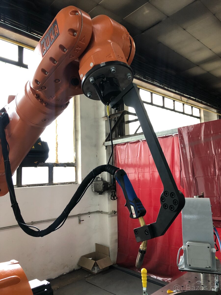 Svařovací rameno KUKA po celkové repasy - 3