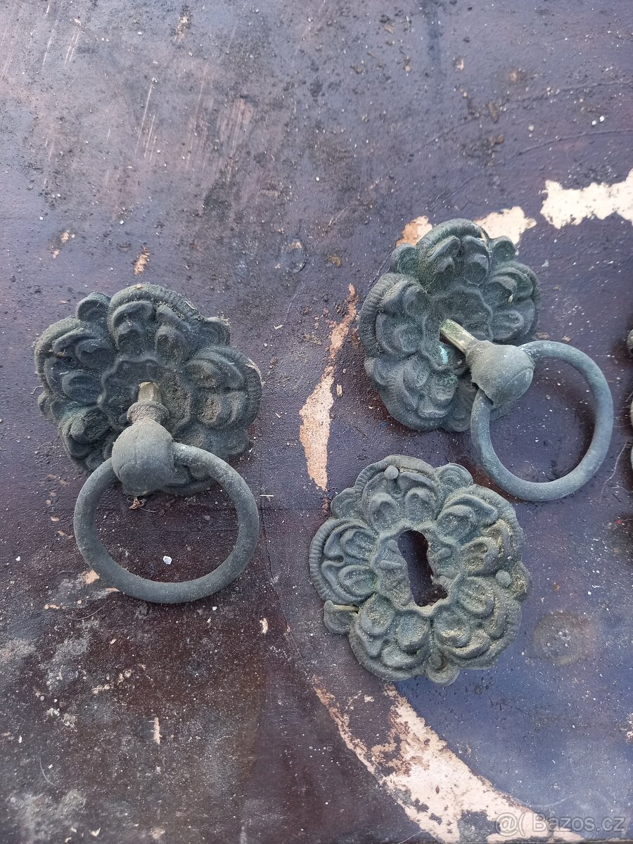 Ozdobne kovani ze stare drevene skrine se suplikem - 3