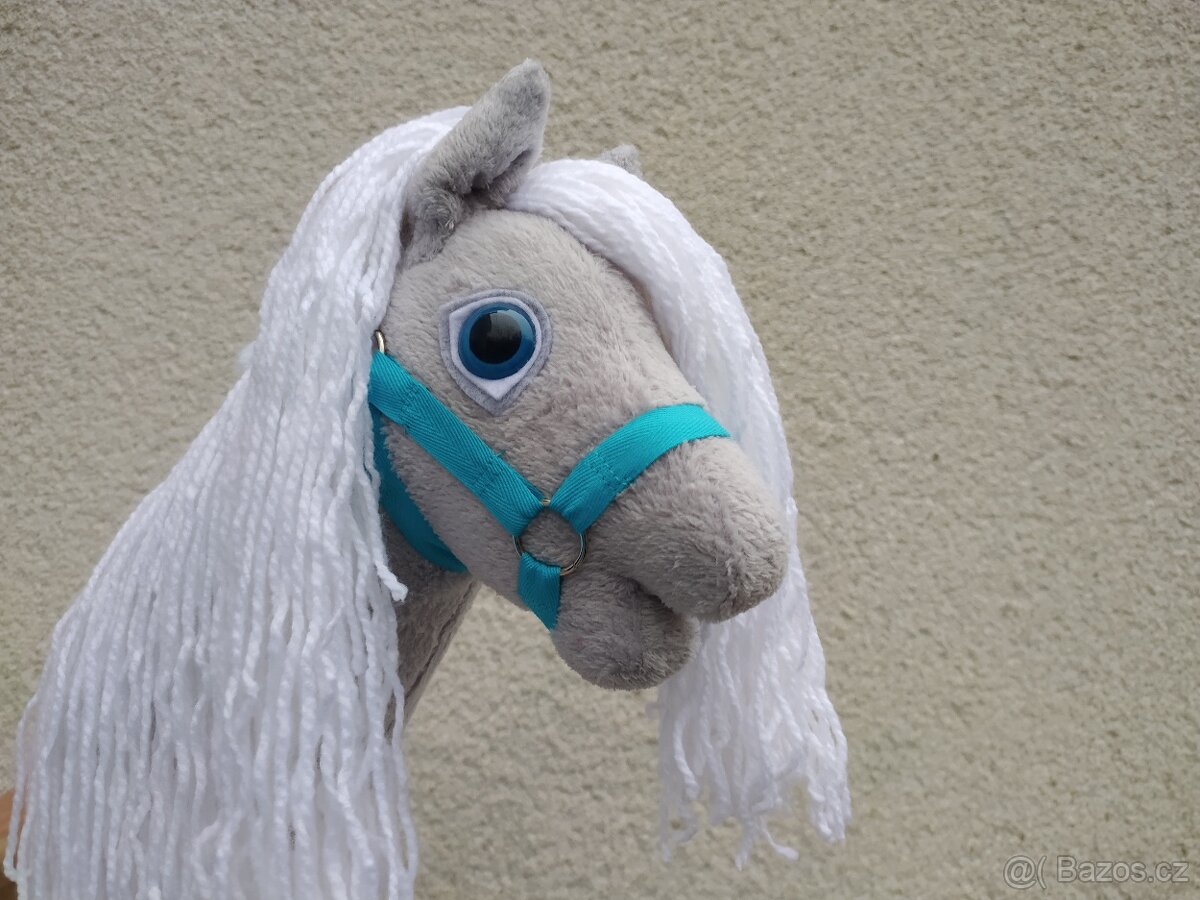 Hobby horse s modrýma očima - 3