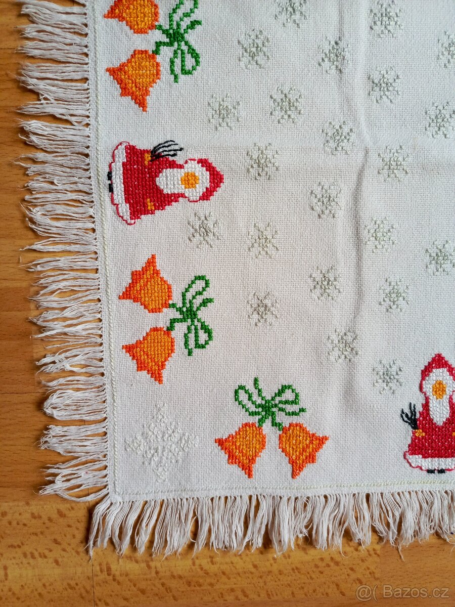 VÁNOČNÍ UBRUS RUČNÉ VYŠÍVANÝ 46 x 43 CM. - 3