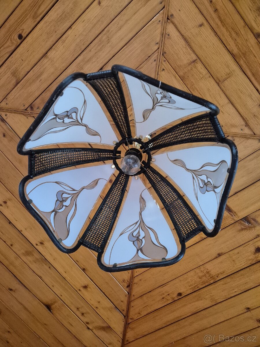 Lustr, světla, radiátory, věšáky, zrcadlo, umyvadlo - 3