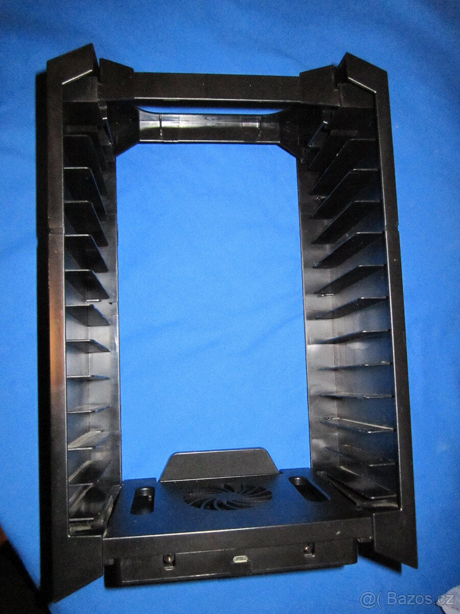 Joystick, hry a stojan pro ps4 - 3