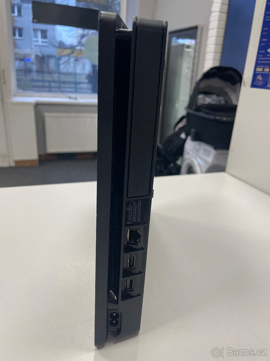 PlayStation 4 Slim - 3