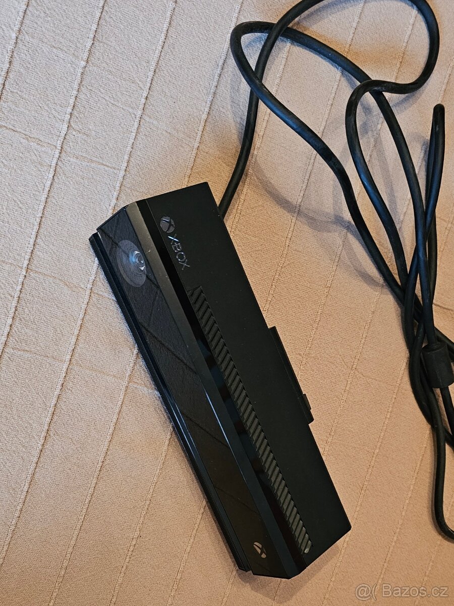 Xbox One X, 2 ovladače, Kinect, několik her REZERVACE - 3