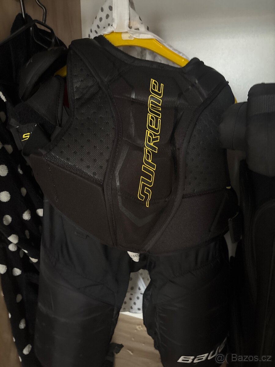 Celá hokejová výstroj - 3