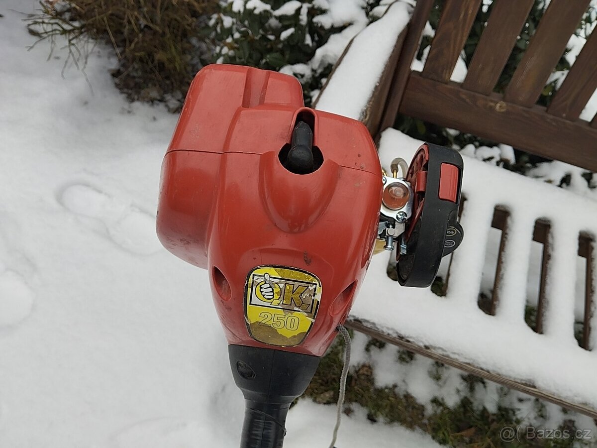 Malý benzínový vyžínač/křovinořez - 3