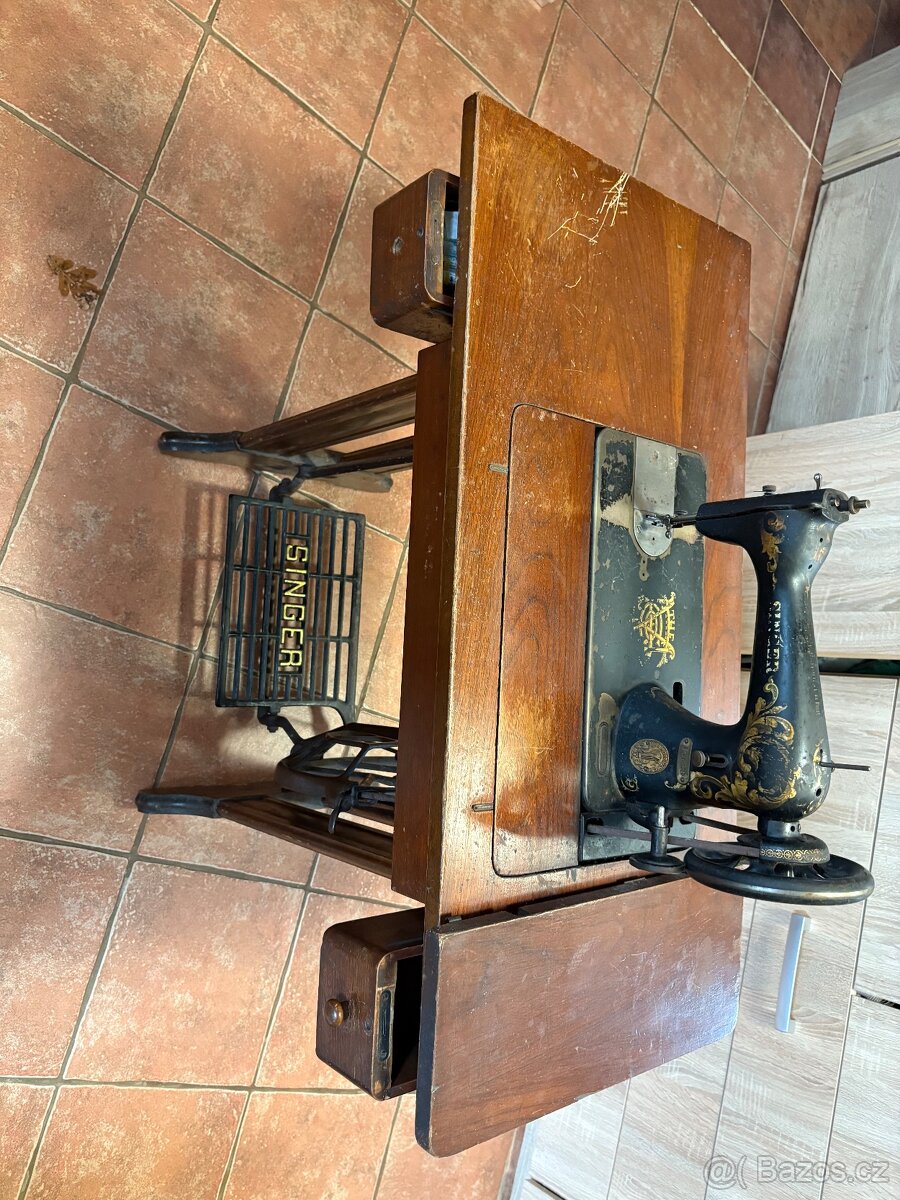 Starý šlapací šicí stroj Singer - 3