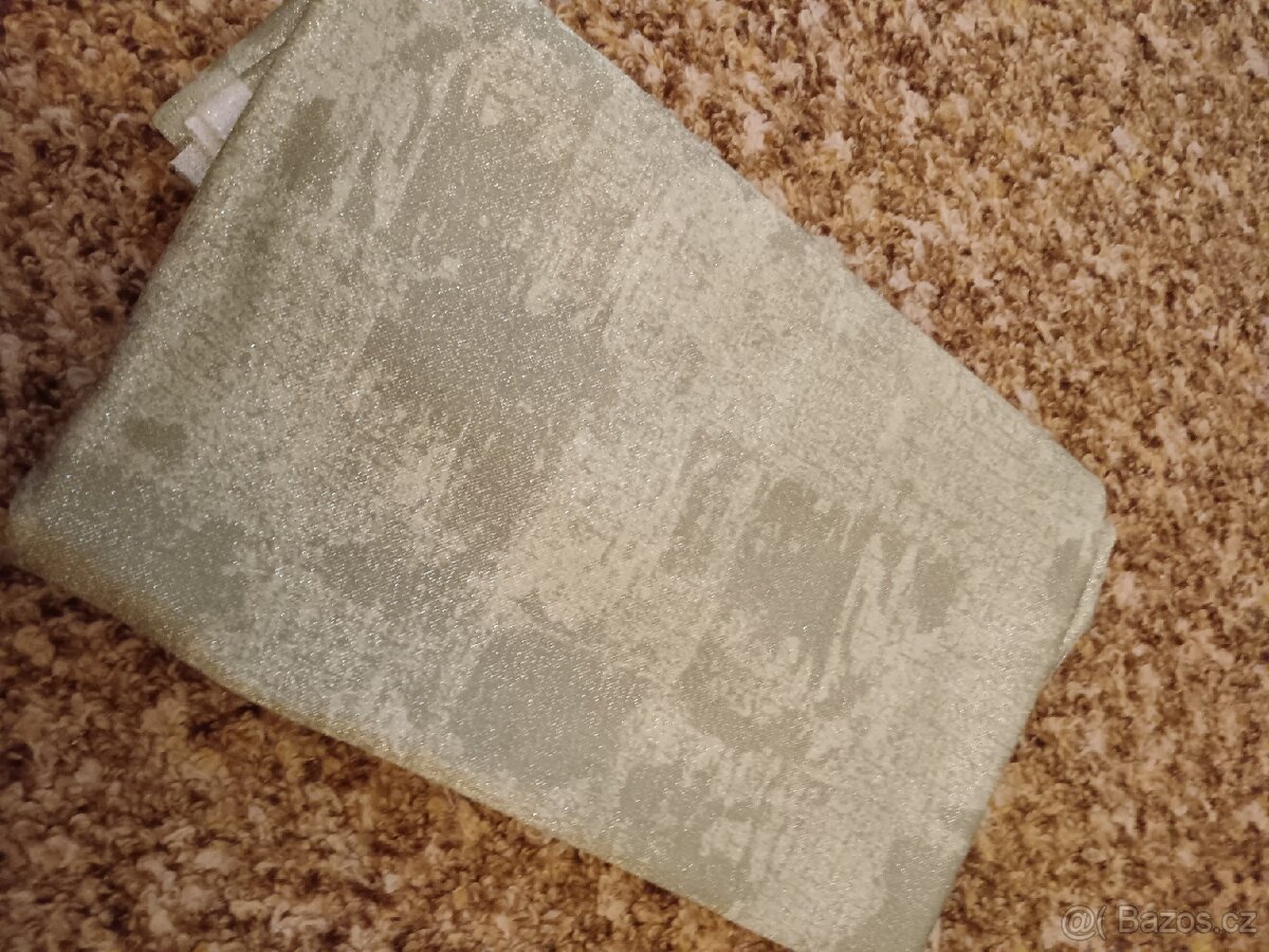 Zelená látka se stříbrnou nitkou metráž - 3