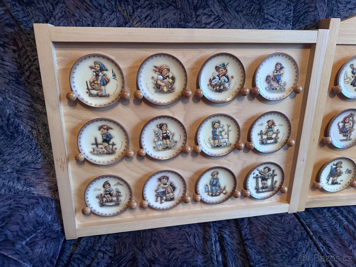 Kompletní sada 25 porcelánových talířků M.I. Hummel v dřevěn - 3