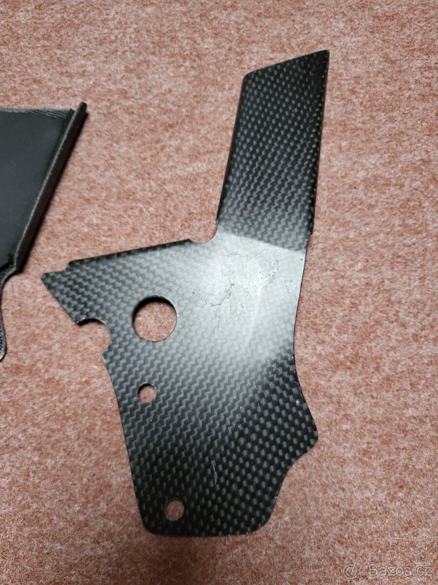 Prodám boční karbonové kryty rámu Dr-z 400 - 3