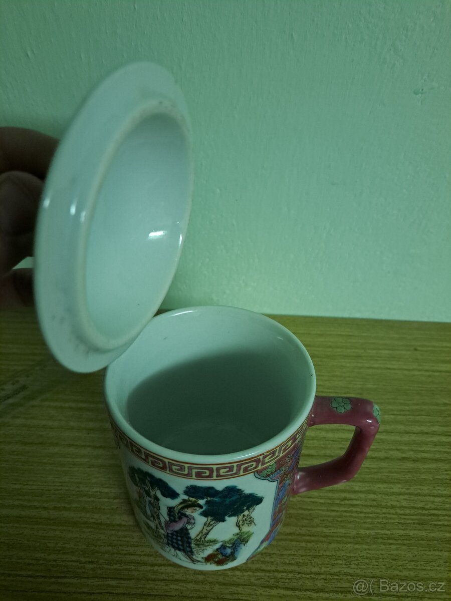 Hrnek s poklopem - 3