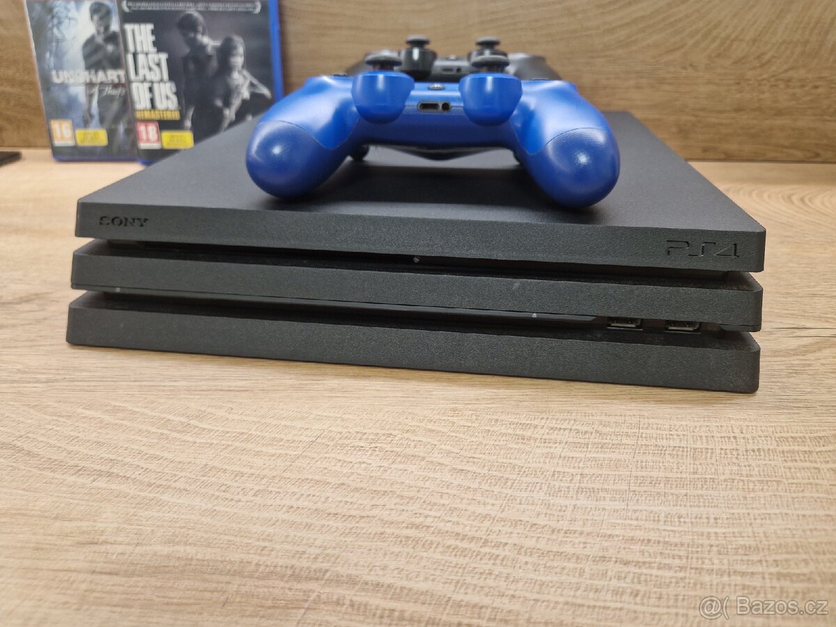 PS4 Pro + 2 ovladače + 2 hry - 3