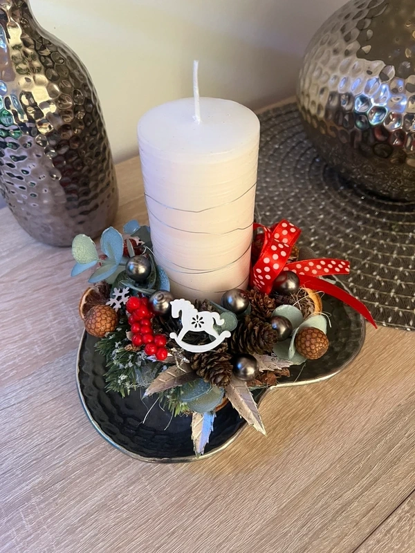 Vánoční svícen s masivní krémovou svíčkou a doplňky - 3