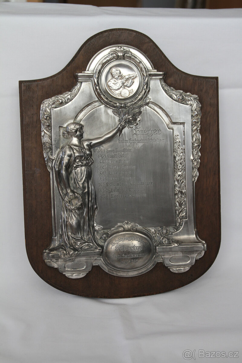 závěsný secesní reliéf plastika socha žena střelba - 3