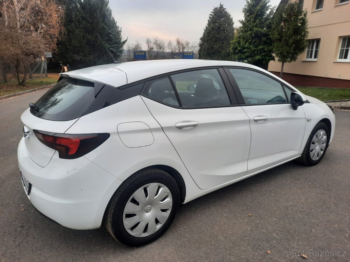 Astra benzín 81 kW Hatchback manuál - 3