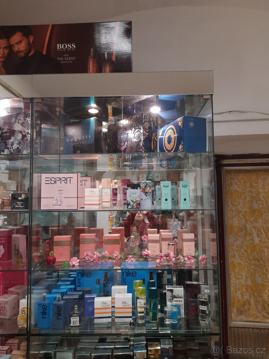 prosklené skříně - uzamykatelné - 3