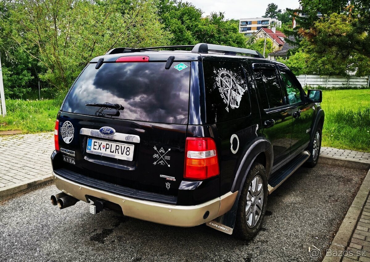 Ford Explorer V8 benzín 4x4 7-míst