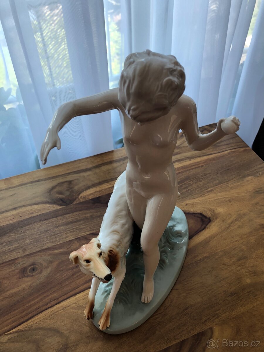 Nadherná socha akt ženy se psem - 3