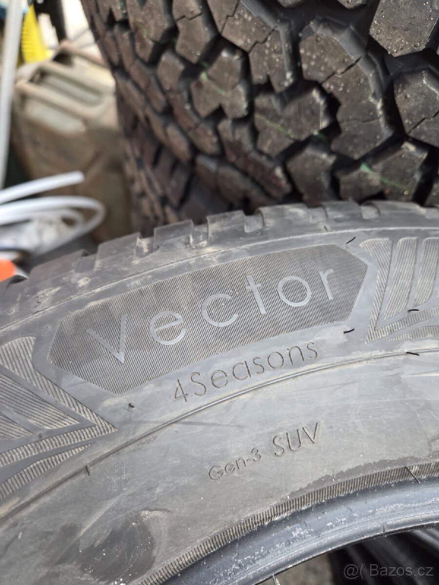 Goodyear Vector 4 seasons 235/65/17 - 3