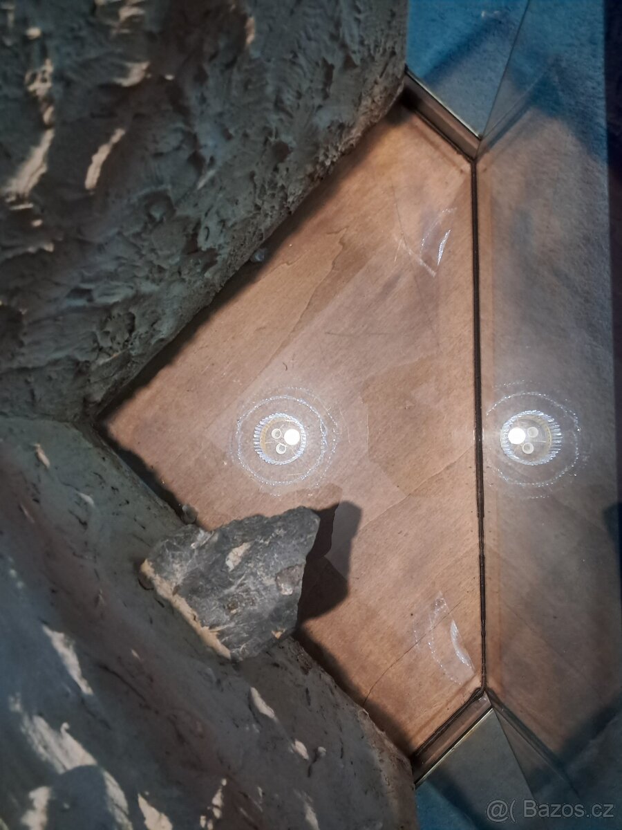 Prodám rohové terárium - 3