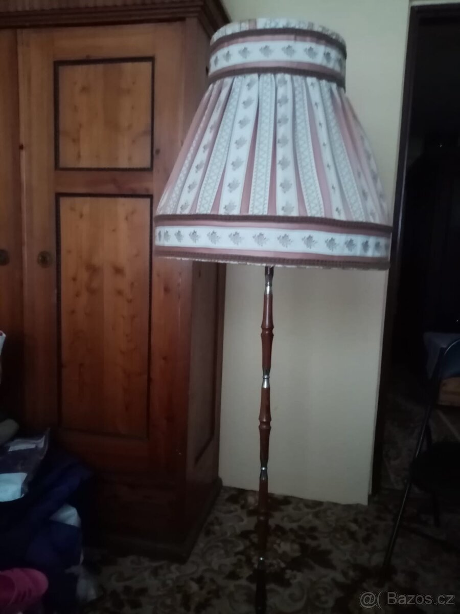 Prodám křeslo, 2 židle a lampu - 3