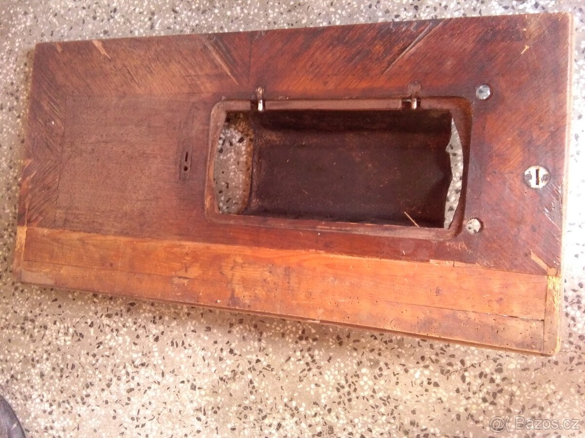 Starý šicí stroj Bobbin - 3