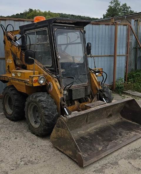 Smykom riadený nakladač Unc 060 - 3