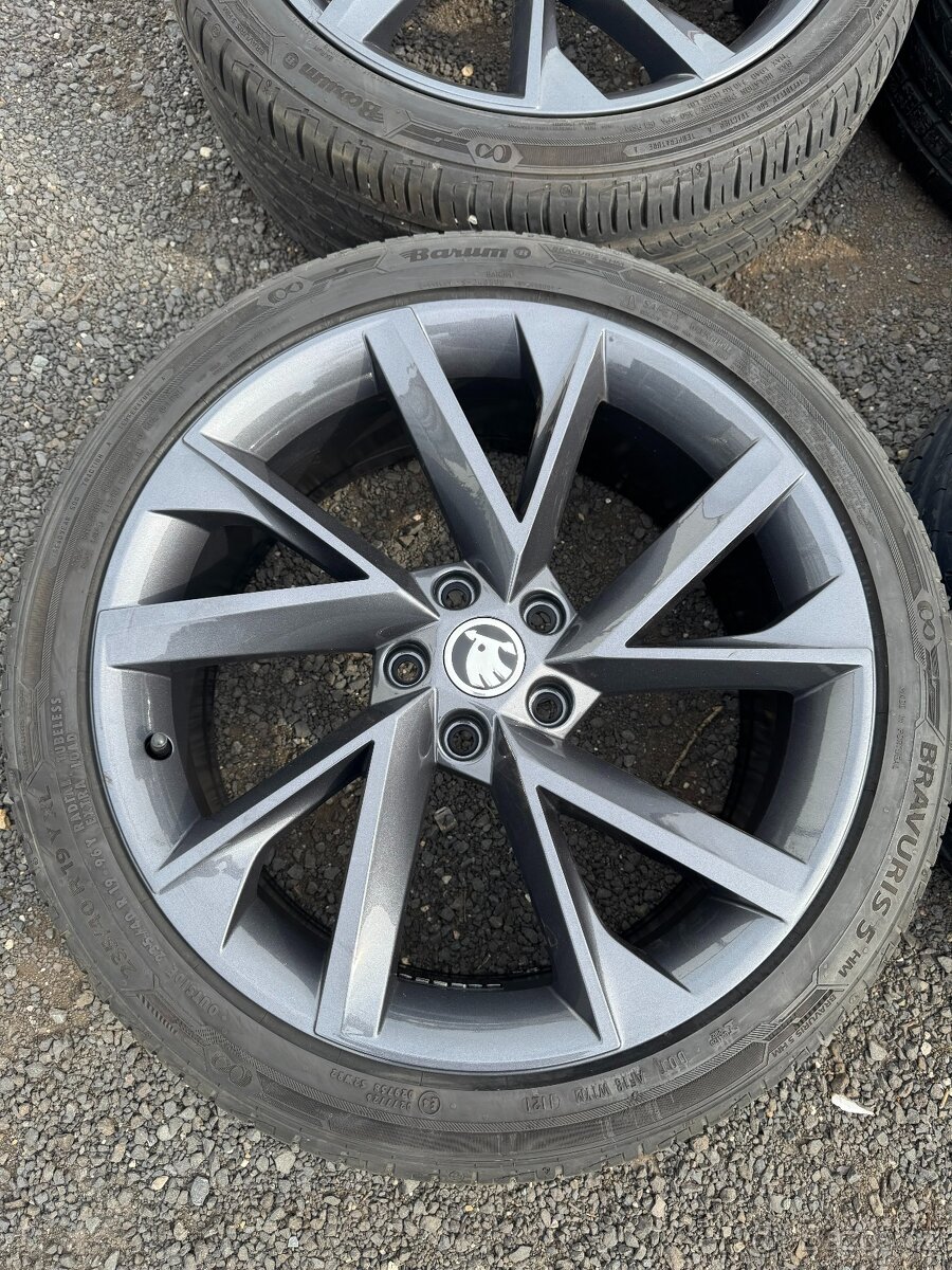 Alu Škoda Superb III/IV Vega 235/40/19 letní 6+ mm - 3