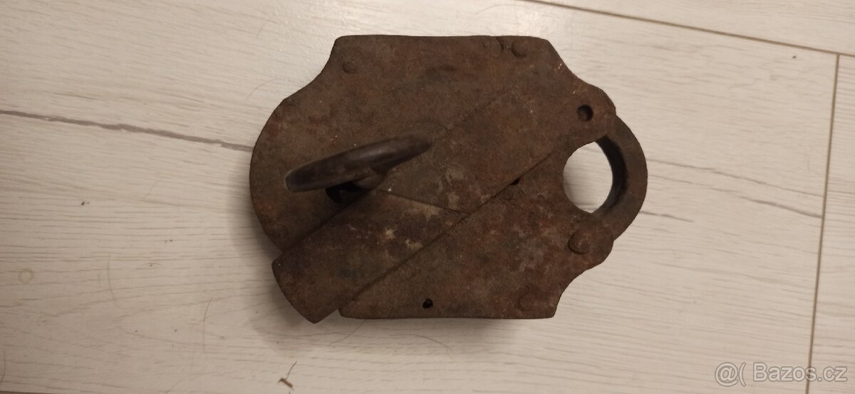 Starožitný Visací zámek - 3