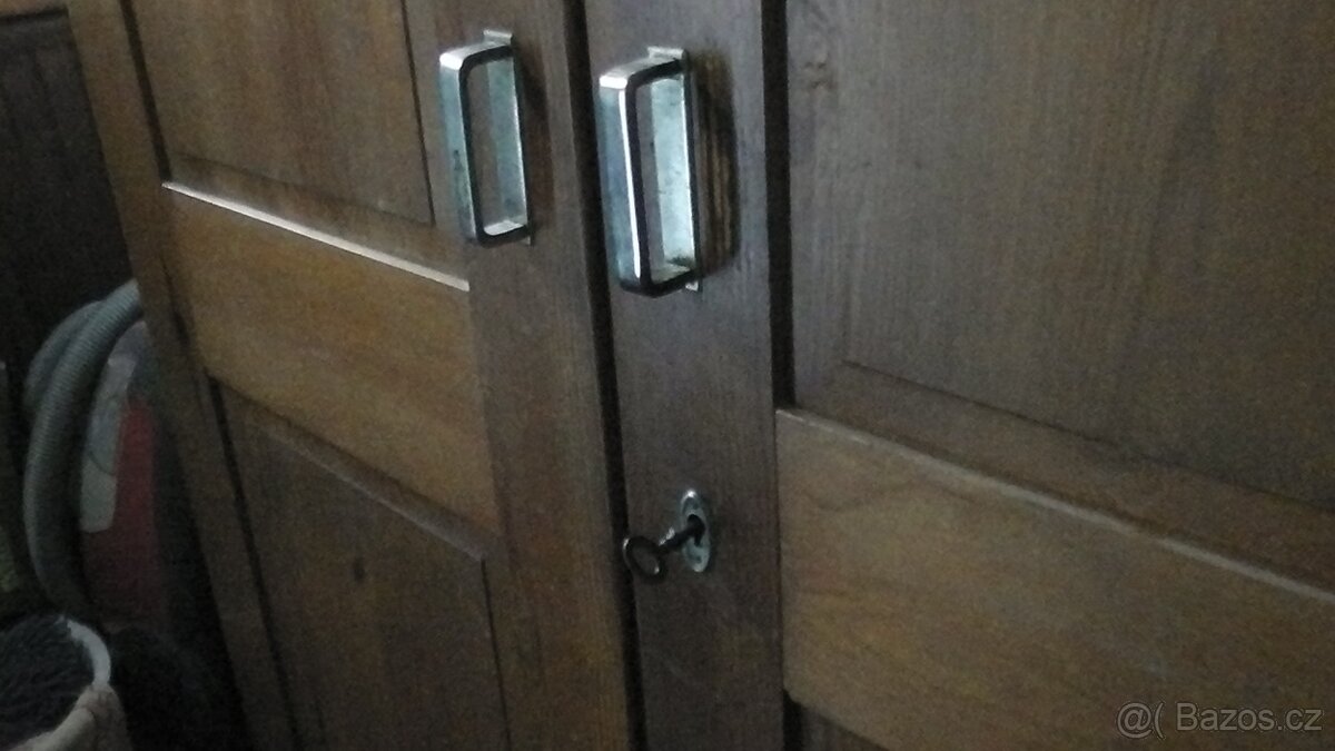 Dřevěná šatní skříň - 3