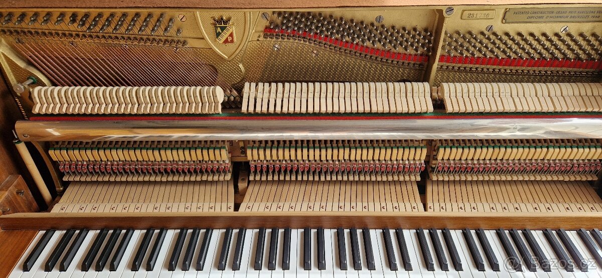 Piano Petrof K114 - 3