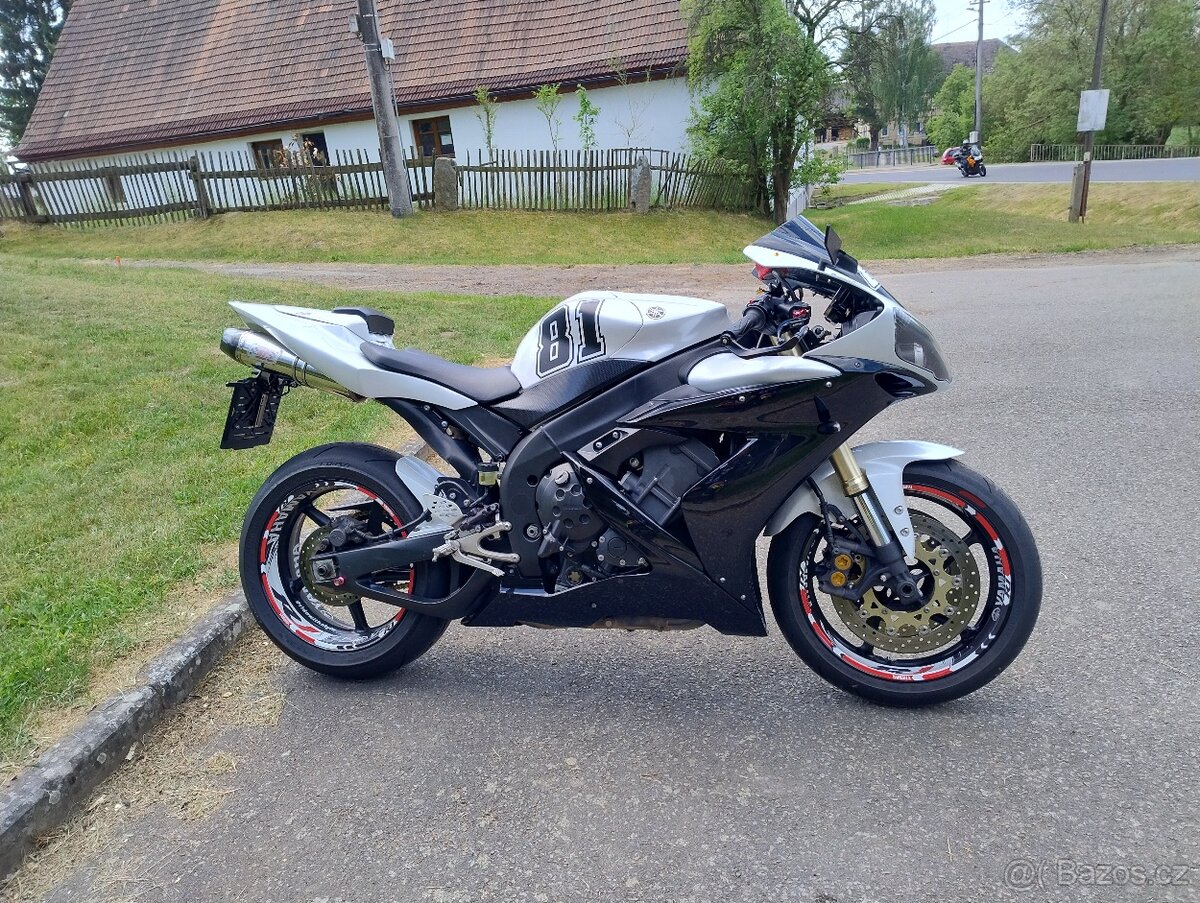 Yamaha R1 - 3