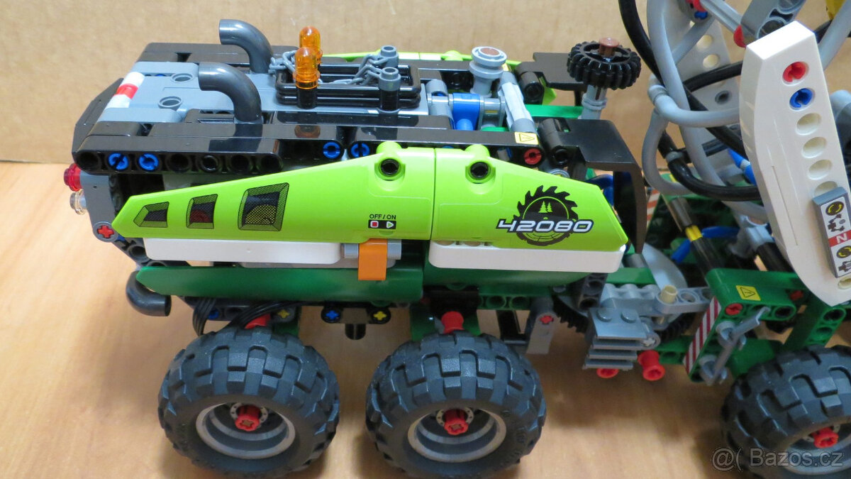 LEGO 42080 Harvester Lesní stroj - 3
