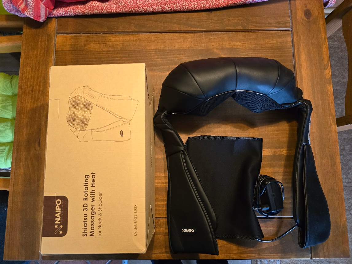 Masážní přístroj na krk sa záda s 3D rotací - 3