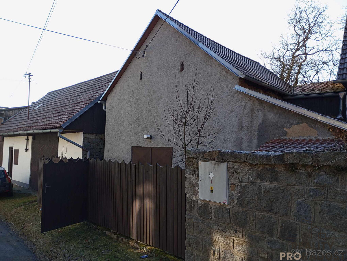 Prodej chalupy 2+1 se dvorem a stodolou v Maňovicích, RD 2+ - 3