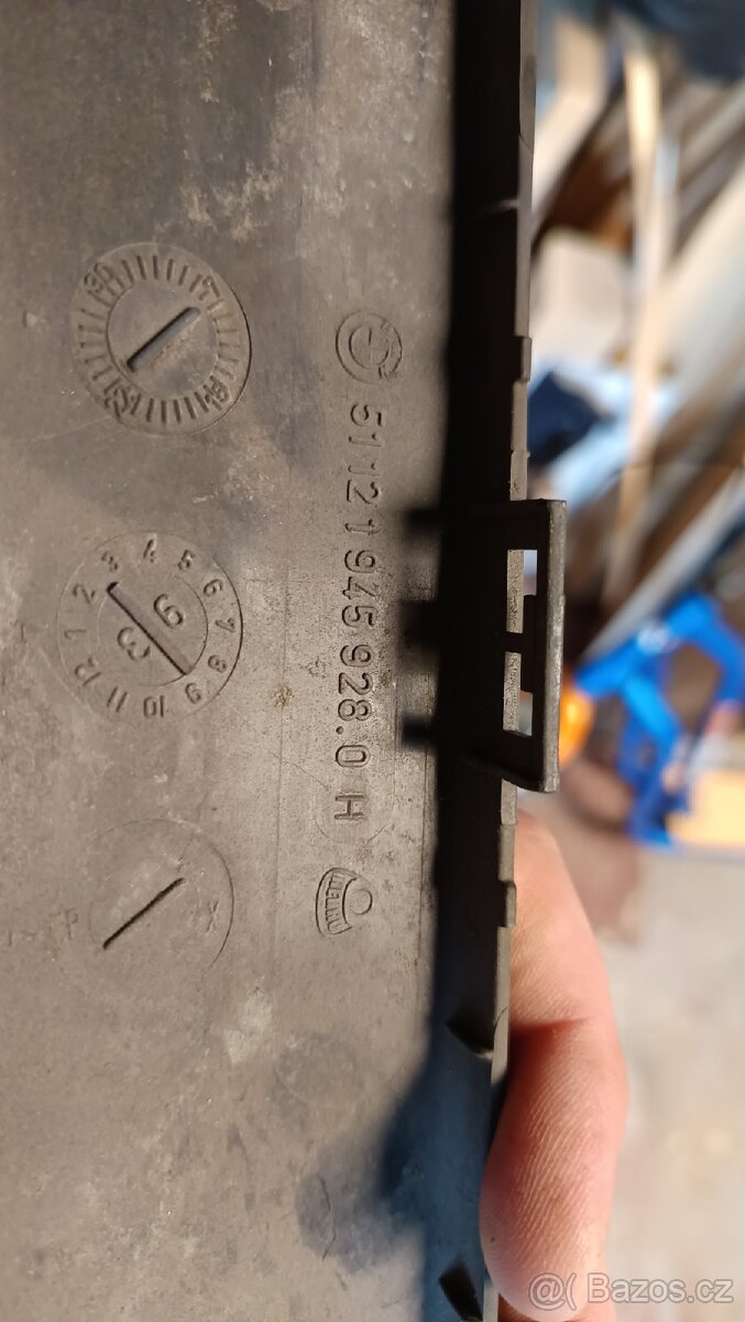 Bmw e30 pravý plast zadního nárazníku - 3