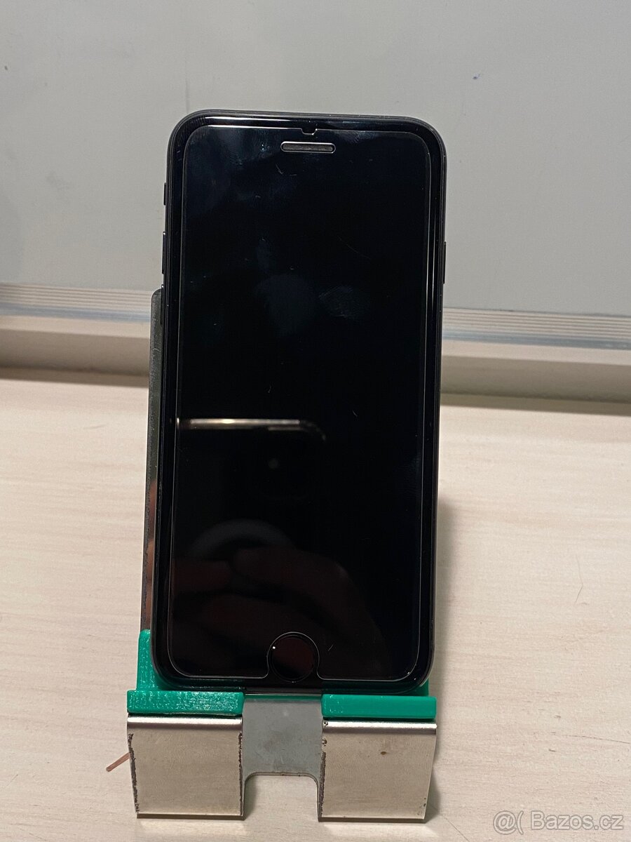 Apple iPhone SE (2020) 2.gen.- baterie 89% - 3