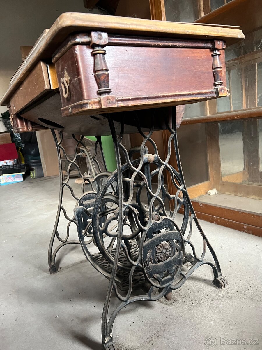 Starý šlapací šicí stroj – dekorativní litinový podstavec, k - 3