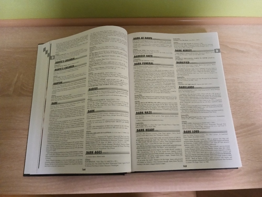 THE ULTIMATE HARD ROCK GUIDE (EUROPE) - anglicky - 3