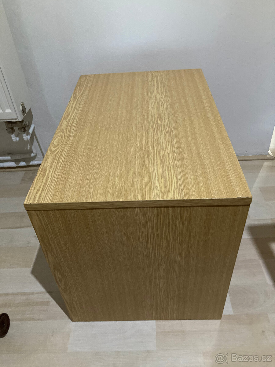 PRODÁM malý konferenční stolek - 3