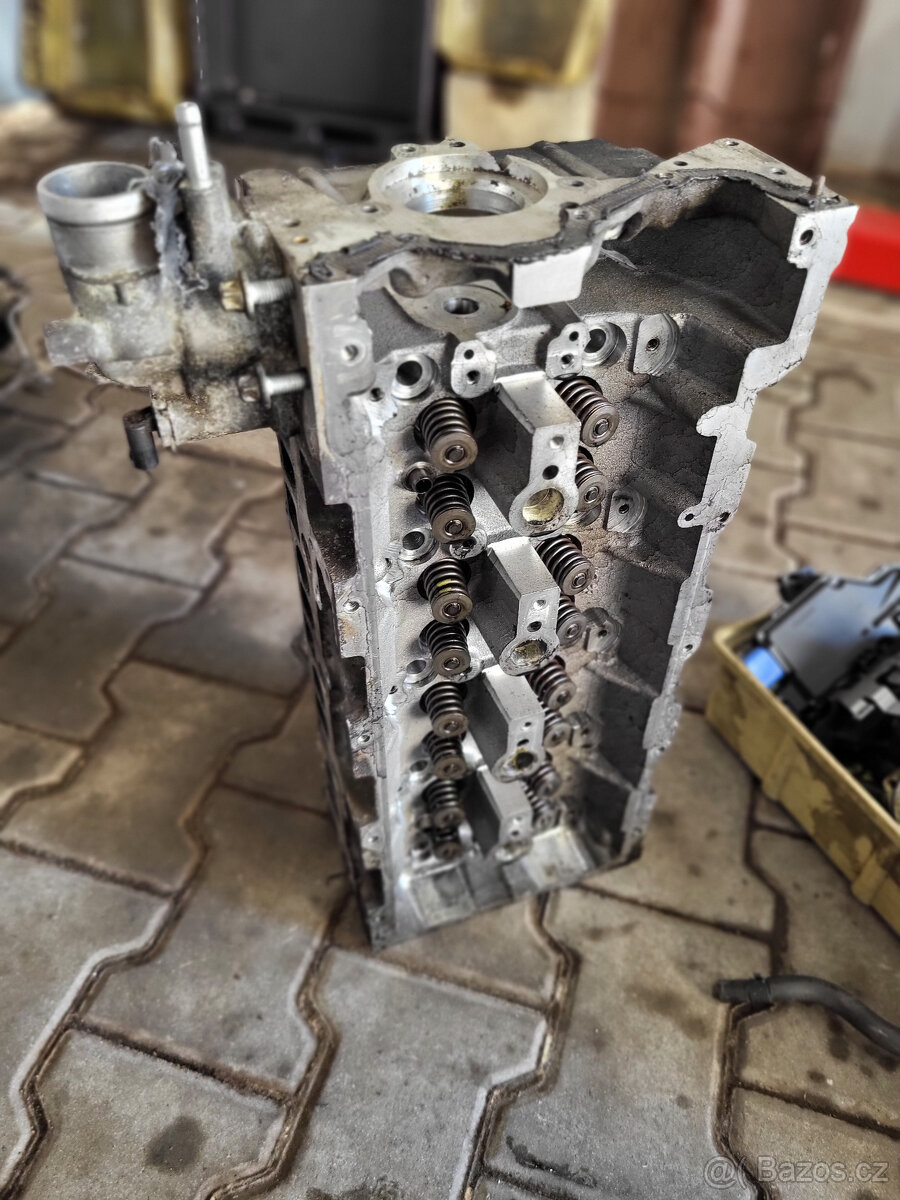 mercedes benz hlava motoru 906 - 3