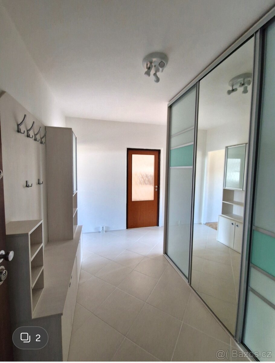 Vestavěna šatní skříň + botník - 3