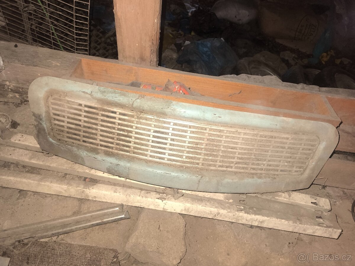 Trabant nárazník, přední maska a disky - 3