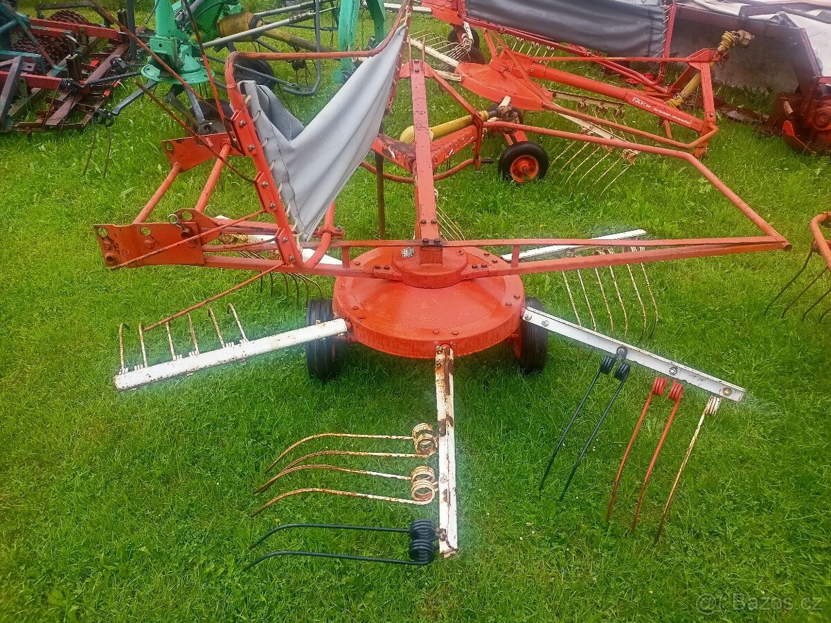 Pěkný shrnovač sena 2 m - 3