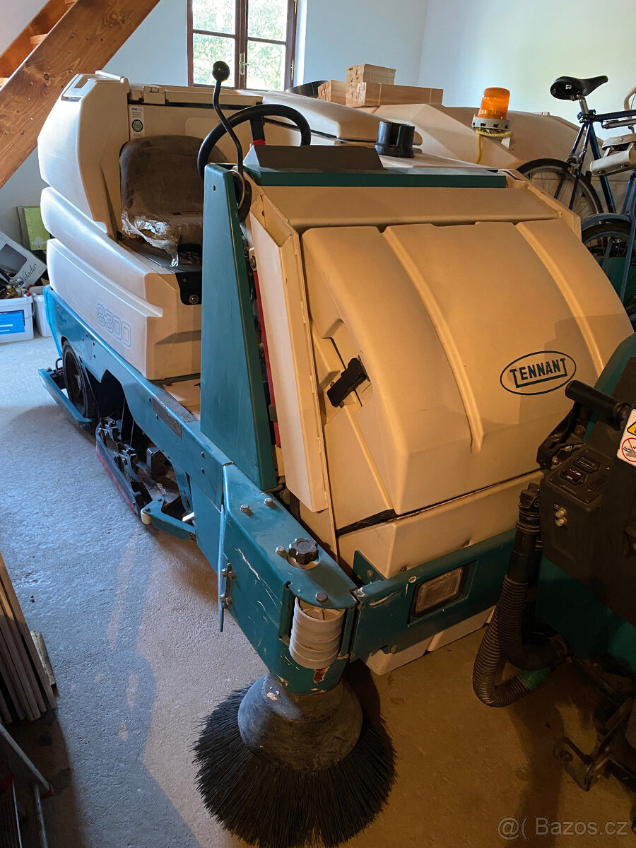 ÚKLIDOVÝ STROJ TENNANT - 3